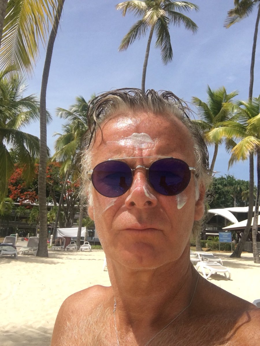 dubosc_franck's tweet photo. J’attends mes lunettes de soleil pour « front » et « bout de nez » ! #Guadeloupe @allinclusivelefilm #lukkas @opticalcenter #jamaistropdesoleil https://t.co/p8H2lrVAnA