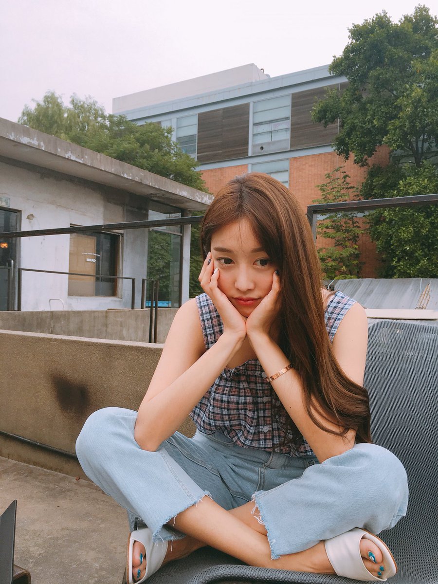 rilaccoco_'s tweet photo. In a dilemma... buy an okay computer here in Korea? or buy a great one in los angeles next month?..... #helpcoco https://t.co/gQY9IVdMkG