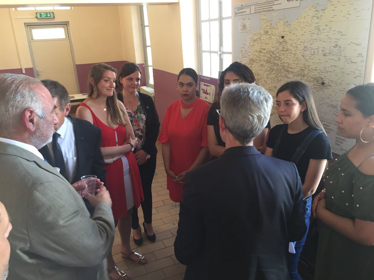 academielyon's tweet photo. Rencontre de la secrétaire d’Etat @gdarrieussecq avec les jeunes ambassadeurs de la mémoire après une émouvante cérémonie devant le mémorial de la prison de Montluc #devoirdememoire https://t.co/hz4GHZmX4Q