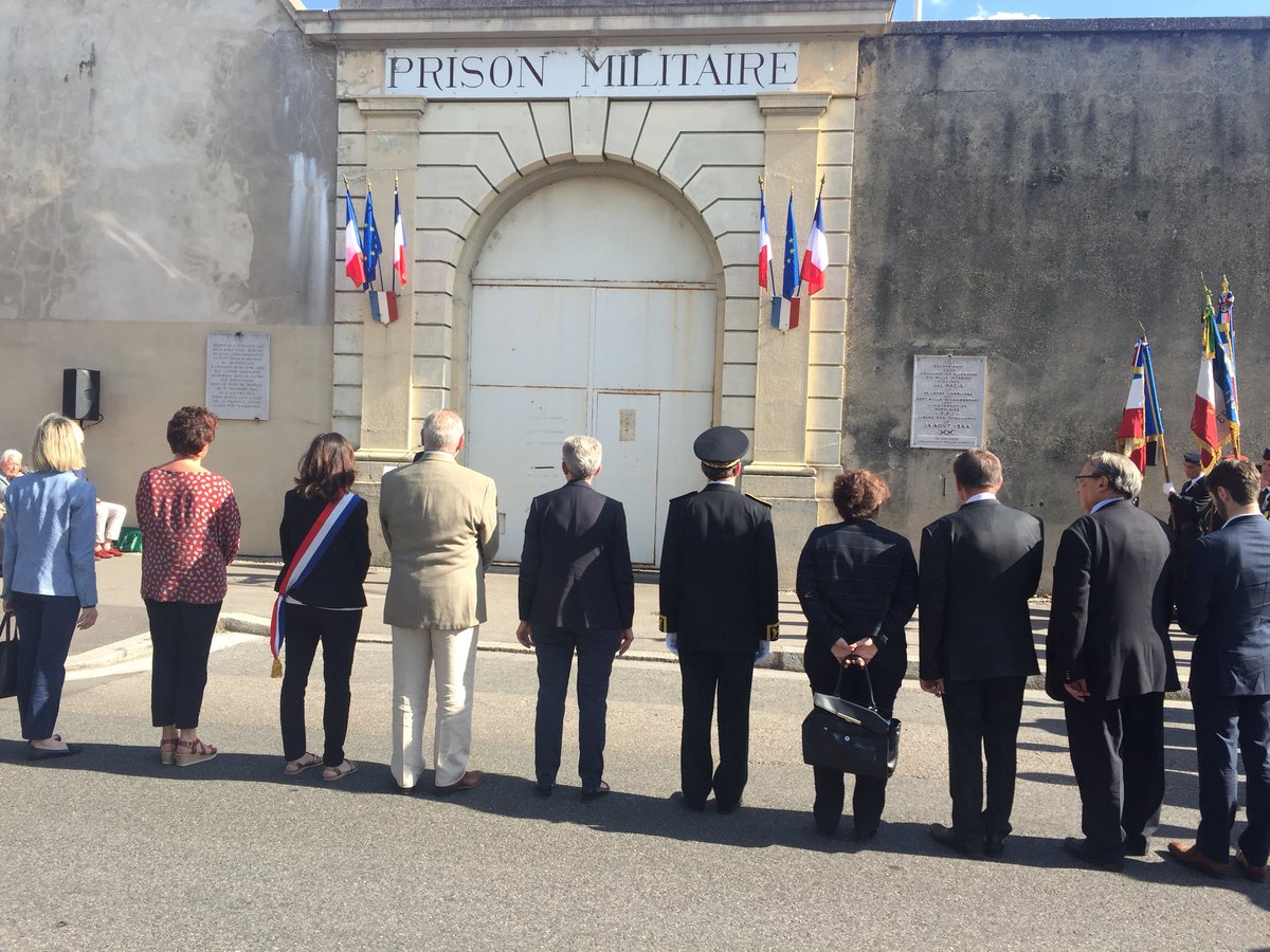 academielyon's tweet photo. Rencontre de la secrétaire d’Etat @gdarrieussecq avec les jeunes ambassadeurs de la mémoire après une émouvante cérémonie devant le mémorial de la prison de Montluc #devoirdememoire https://t.co/hz4GHZmX4Q