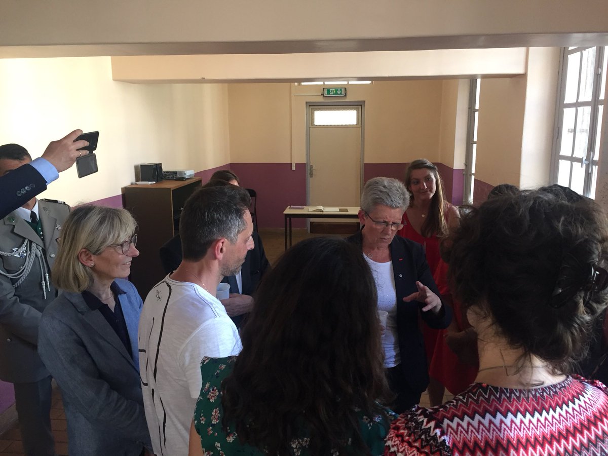academielyon's tweet photo. Rencontre de la secrétaire d’Etat @gdarrieussecq avec les jeunes ambassadeurs de la mémoire après une émouvante cérémonie devant le mémorial de la prison de Montluc #devoirdememoire https://t.co/hz4GHZmX4Q