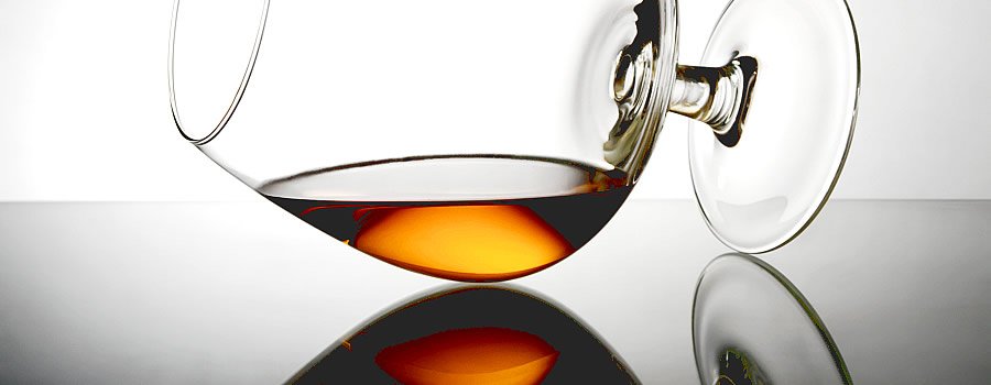 GranLicor's tweet photo. #SabiasQue El coñac puede tomarse como aperitivo o como digestivo. Se recomiendan olerlo para apreciar sus aromas, después mover la copa circularmente, volver a oler y  finalmente, probarlo con la punta de la lengua antes de beberlo. #Coñac #Licores #Whisky #Ron #Vinos #Vodka https://t.co/isUXWpltBp