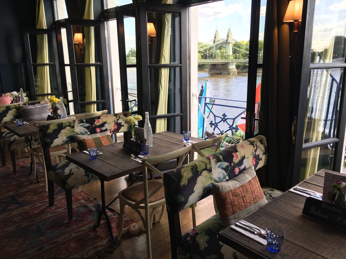 No plans this weekend? Why not book a table in our river room.. great food with great views #hammersmithpubs #pubsontheriver #weekendplans #dinnerwithaview #sunnyweekends #londonlife #hammersmithbridge #w6 #hippoinns