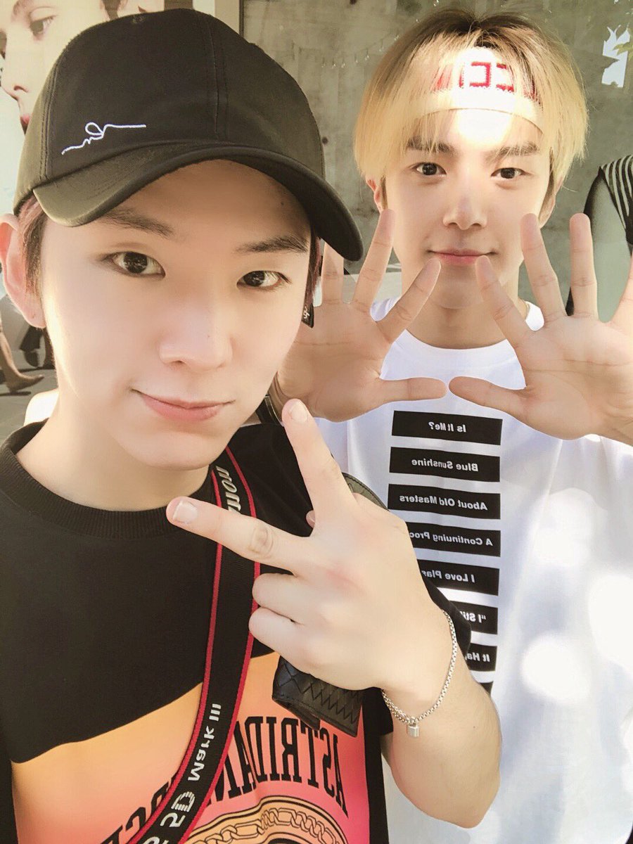 Minutes113's tweet photo. 1.0.0.0 일 ~ 영원히ㅋㅋ🎊
당신이 있었던 매 하루가 행벅해요,,,❤️
#민혁 https://t.co/hoREhHdy7P