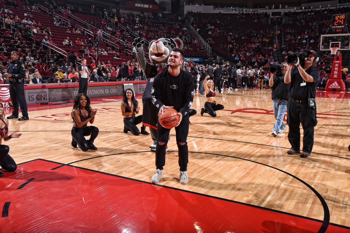 S/O to the @astros for participating in our First Shot for Charity tradition this season! 🏀 ⚾️  #TBT https://t.co/1kST8KTT1O