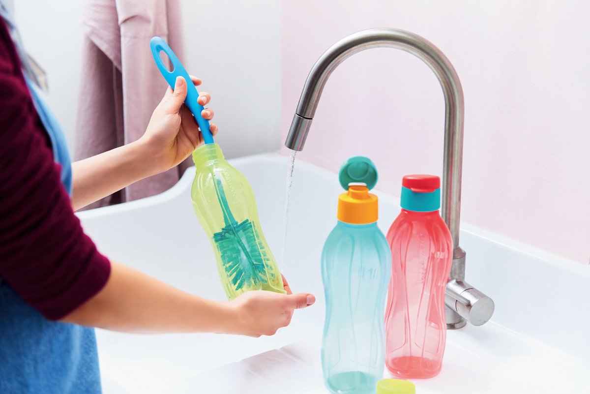 TupperwareWW's tweet photo. Can't clean your water bottles the way you want? Use our Eco Bottle Brush! It has a long handle to reach the bottom of the bottle, plus soft and hard bristles for optimum cleaning! #TupperTip #Tupperware https://t.co/bnIecDbput