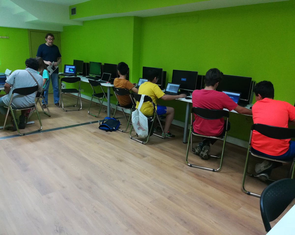 PompeuLab's tweet photo. Primer taller #teenlab amb els i les joves de @rellotgexxi. Estudi de mesures per elaborar un clauer en 3D. #makinglab #joves #pompeulab #santacoloma https://t.co/5wHRgjzNaP