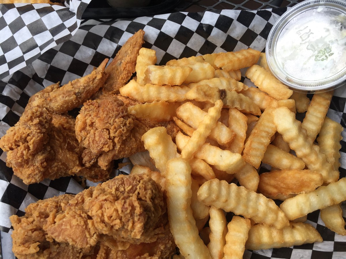 HaroldsChickAtl's tweet photo. We’re almost there, the end of the work week. What better way to spend it than at Harold’s. We’re always celebrating. PULL UP 
$5 HH DRINKS ALL DAY 
$1 OFF Dinners 11-3pm
$.99 Whole Wings 5-8pm
LATER: #ThursdayNightKaraoke with @djvitamo 9-1 am
#haroldschicken #haroldsedgewood https://t.co/YWjkhQYHkr