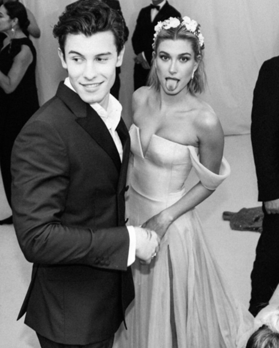 theriz__'s tweet photo. #TBT MET Gala the cuties,American singer, Shawn Mendes and model, Hailey Baldwin, in Tommy Hilfiger custom suit and gown 🖤 #ThrowbackThursday #METGALA18 #Shawemdes #HaileyBaldwin https://t.co/wGHnWGk8Nt