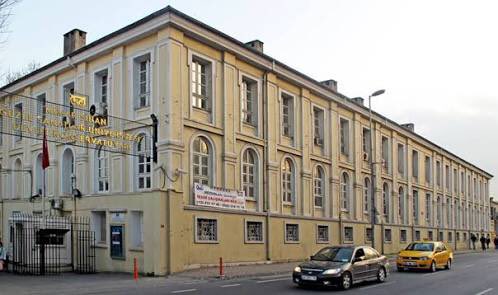 Beşiktaş'taki MSGSÜ Devlet Konservatuvarı tahliye ediliyor! Öğrenci, hoca ve çalışanlar yer gösterilmeden sokağa atılıyor.
 #OkulumaDokunma
#KonservatuvarSokakta
#MSGSÜ nün yanındayız!