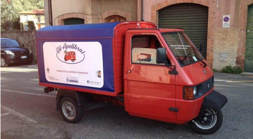 illibraio's tweet photo. Arrivano “Gli Apelibrai”, #librerie itineranti che, proprio come le api, volano di borgo in borgo per promuovere la #cultura dell'inclusione. Scoprite questa libreria gestita da persone diversamente abili: https://t.co/3p87HkqLxD https://t.co/o1HjUBgfDc