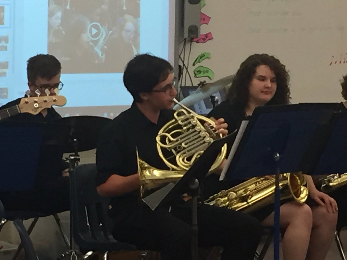 JoanneCol's tweet photo. Having a fabulous day celebrating the arts-music, art, drama, dance-at CSM. @CSMhs4 #hs4 @JoanneCol https://t.co/y7UM8qQ4qW