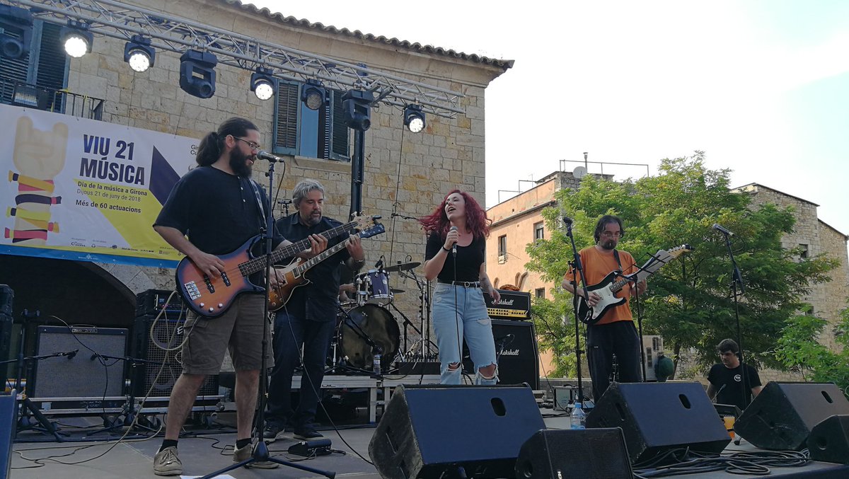 LaMarfamusica's tweet photo. Clàssics del #rock ara mateix a la plaça dels Jurats amb @RockaroundBand  #Viu21Música https://t.co/jBjgrh5l4G