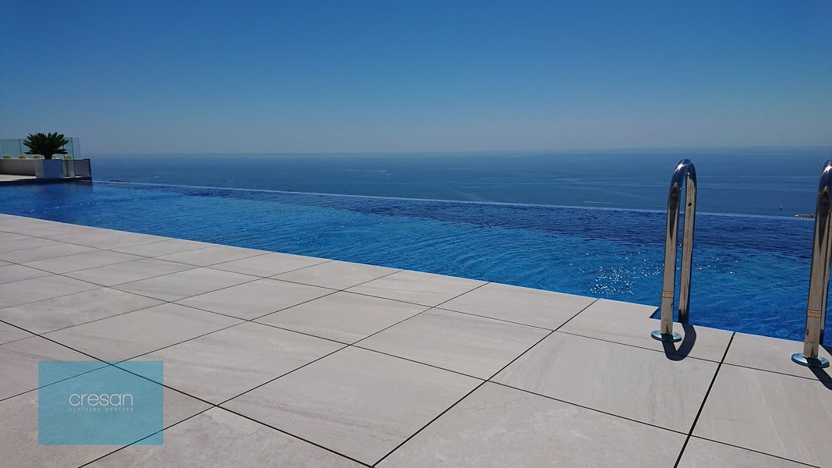 Cresan_es's tweet photo. ¡¡¡Llegó el verano y toca disfrutar de tu terraza!!! 😍
Como esta de Blue Infinity🌅 en la Cumbre del Sol del Poble Nou de Benitatxell.🏖🏡
.
#mar #piscina #terraza #verano #vistas #blueinfinity #grupovapf #cumbredelsol #PobleNoudeBenitatxell #grespanaria #lovetiles #sueloelevado https://t.co/xs5QB0sc9u