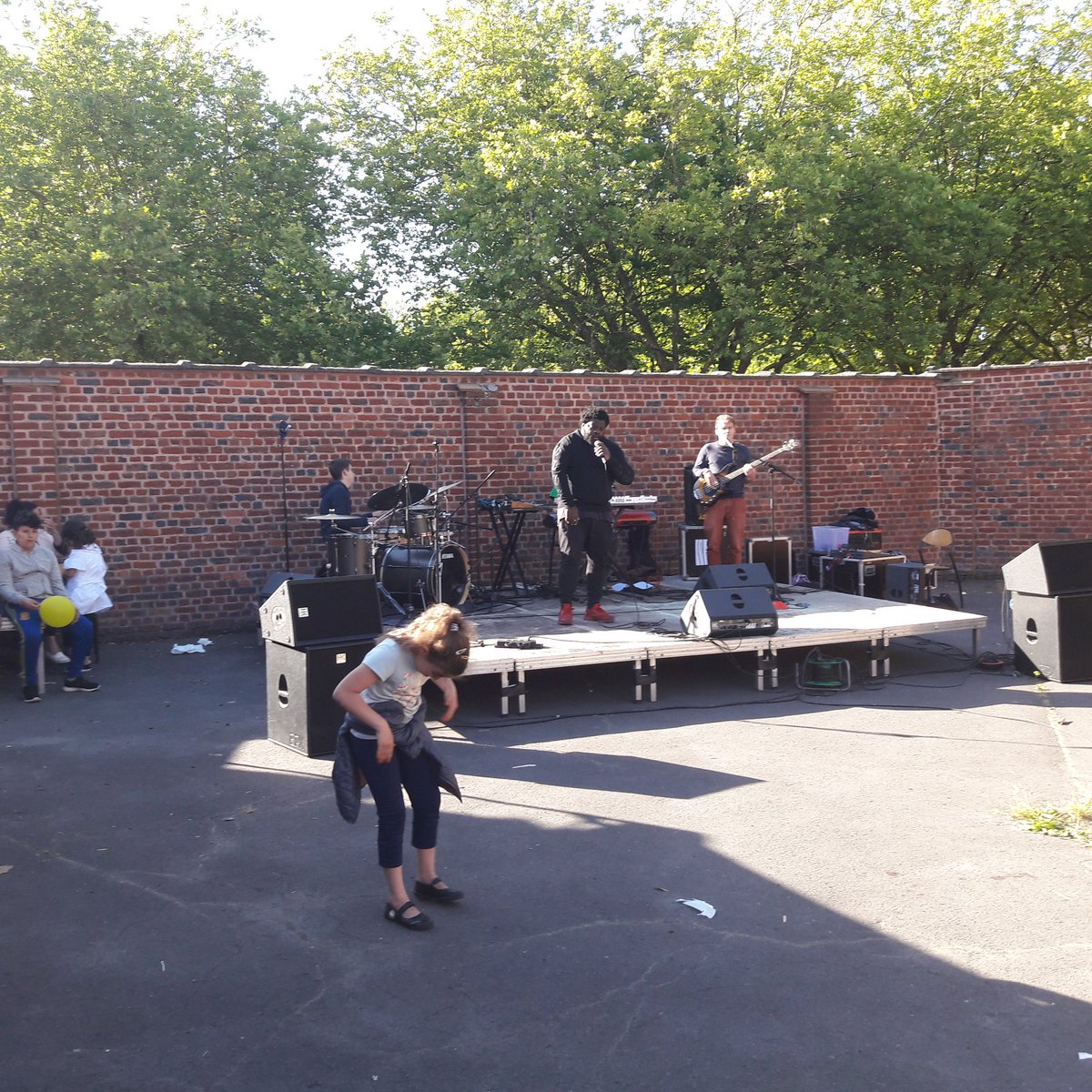jeanderoi's tweet photo. Fête de la musique #culdefour #QuartiersNord @roubaix après l'assemblée générale du centre social. 
Bravo à l'équipe de bénévoles et de salariés pour ce bilan d'activités.
Avec la promesse de nouvelles orientations vers plus d'insertion professionnelle. https://t.co/iKMlAZ1DaB
