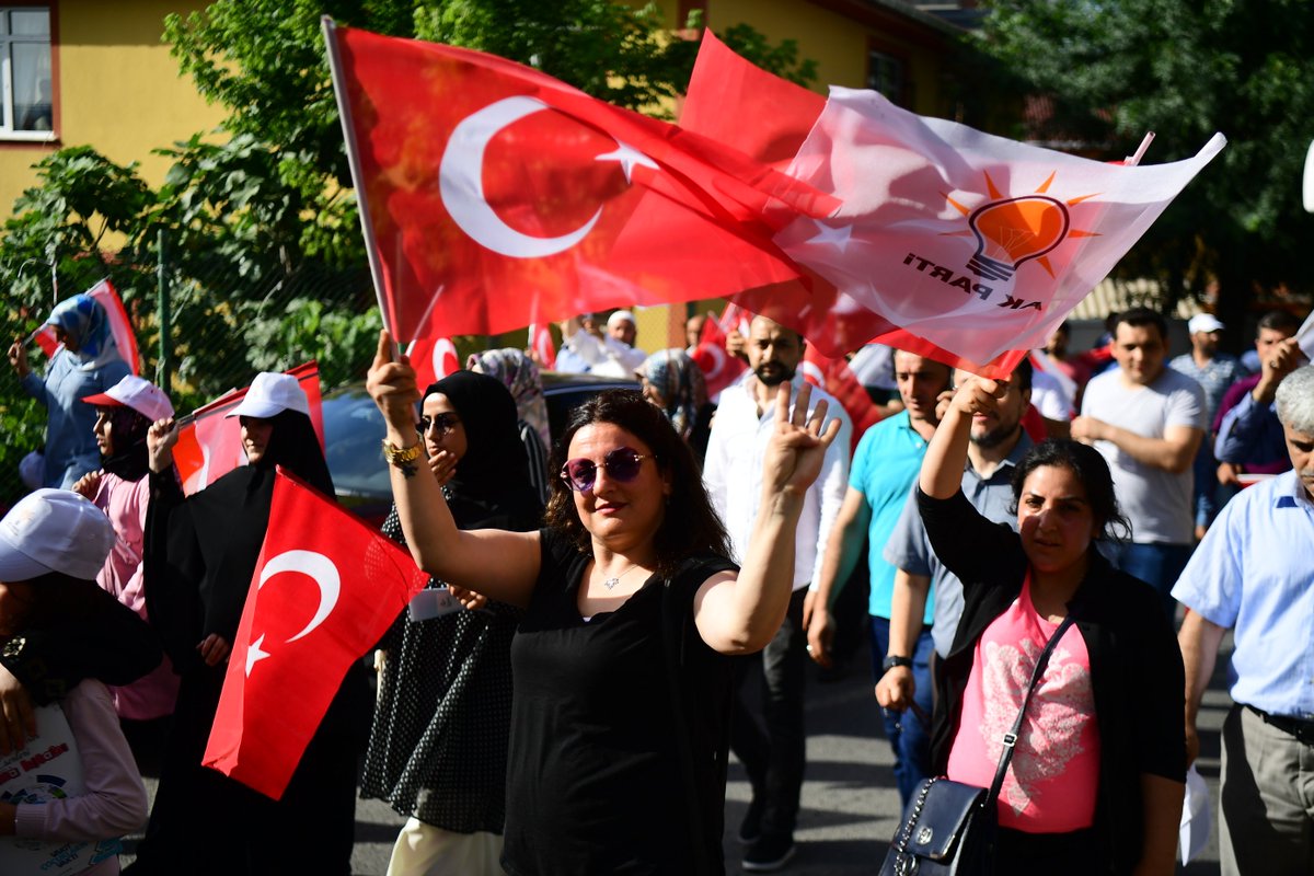 bbismailerdem's tweet photo. 🇹🇷 DÖNMEM GERİ SENİN YOLUNDAN 🇹🇷 

Çeken bilir derdimizi
Yanık burun gönlümüzü
Alsalar da ömrümüzü
Dönmem geri senin yolundan
 
Zor olsa da ahh zor olsa da
Dağlar duman kar kış olsa da
Yolun sonun bir sır olsa da
Dönmem geri senin yolundan

#SANCAKTEPE #SevgiYürüşü https://t.co/yPdfxJFayG