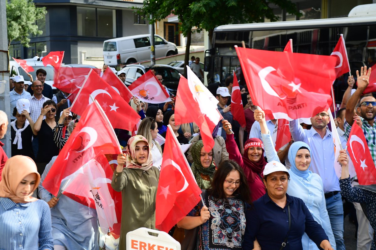 bbismailerdem's tweet photo. 🇹🇷 DÖNMEM GERİ SENİN YOLUNDAN 🇹🇷 

Çeken bilir derdimizi
Yanık burun gönlümüzü
Alsalar da ömrümüzü
Dönmem geri senin yolundan
 
Zor olsa da ahh zor olsa da
Dağlar duman kar kış olsa da
Yolun sonun bir sır olsa da
Dönmem geri senin yolundan

#SANCAKTEPE #SevgiYürüşü https://t.co/yPdfxJFayG