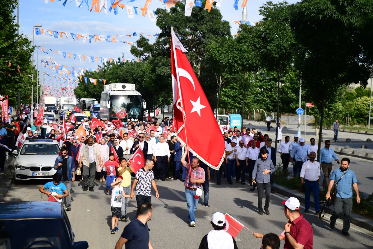 bbismailerdem's tweet photo. 🇹🇷 DÖNMEM GERİ SENİN YOLUNDAN 🇹🇷 

Çeken bilir derdimizi
Yanık burun gönlümüzü
Alsalar da ömrümüzü
Dönmem geri senin yolundan
 
Zor olsa da ahh zor olsa da
Dağlar duman kar kış olsa da
Yolun sonun bir sır olsa da
Dönmem geri senin yolundan

#SANCAKTEPE #SevgiYürüşü https://t.co/yPdfxJFayG