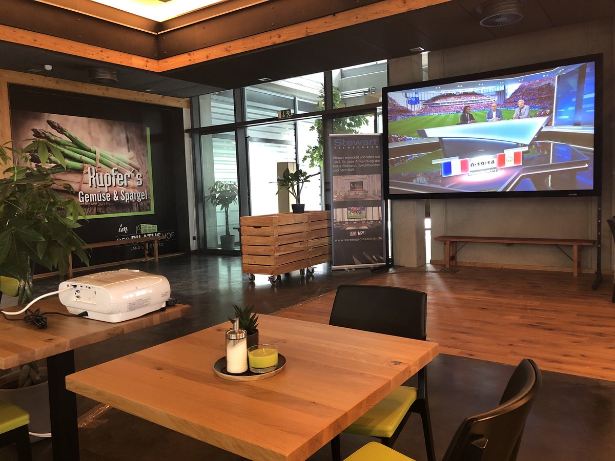 screenprofessi's tweet photo. Public Viewing im „PILATUS HOF“ Forchheim... mit Stewart Filmscreen. In Zusammenarbeit mit dem HiFi Forum, entstand eine Projektion mit der Ultra-Hochkontrast Leinwand „Phantom HALR“ in 123 Zoll ... jetzt müssen nur noch unsere Jungs von der Nationalelf zeigen was sie können... https://t.co/tGL8Vdt13c