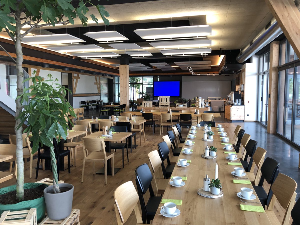 screenprofessi's tweet photo. Public Viewing im „PILATUS HOF“ Forchheim... mit Stewart Filmscreen. In Zusammenarbeit mit dem HiFi Forum, entstand eine Projektion mit der Ultra-Hochkontrast Leinwand „Phantom HALR“ in 123 Zoll ... jetzt müssen nur noch unsere Jungs von der Nationalelf zeigen was sie können... https://t.co/tGL8Vdt13c