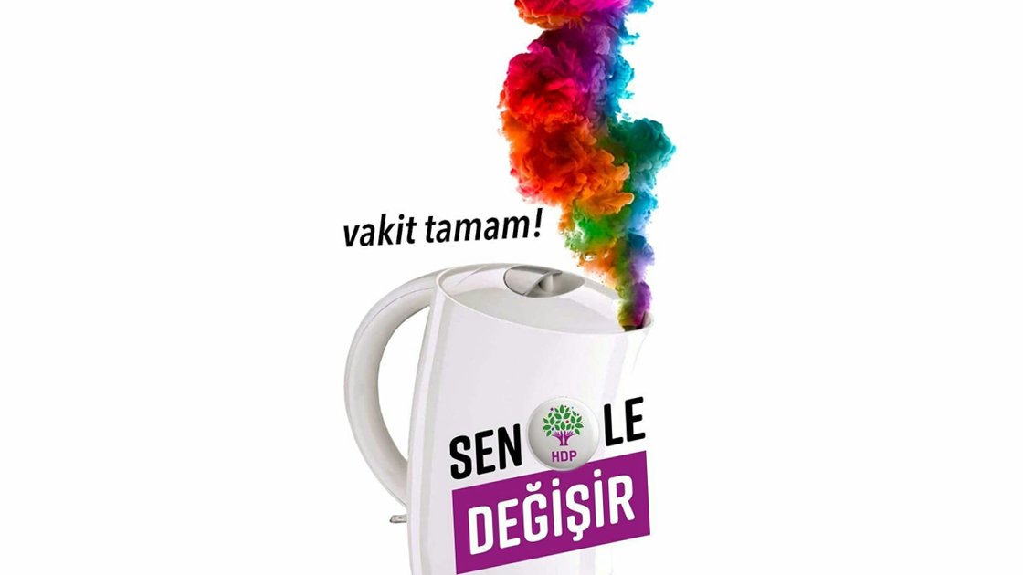 hdpdemirtas's tweet image. 17- Kusura bakmayın beklettim biraz. Yo, prompter arızası değil, ketılın suyu bitti, kaynamasını bekledim. Yeminle acayip yakıyor ketıl. 10-15 twitte bitiyor suyu. Tüp taktırmak istedim, c.evi yönetimi bırakmıyor. Evet, ne diyordum, çokuz ve güçlüyüz. #DemirtaşTwitterMitingi