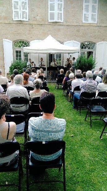 Prefet46's tweet photo. Nadine Chaïb, sous-préfète de #Figeac, ouvre les portes de la sous-préfecture pour accueillir le #ComboJazz de la #Musique des #parachutistes de #Toulouse 🎉 🇫🇷
#FetedelaMusique2018 &amp; #Patrimoine, bienvenue dans le #Lot 🎶 https://t.co/CR6ll5sceW