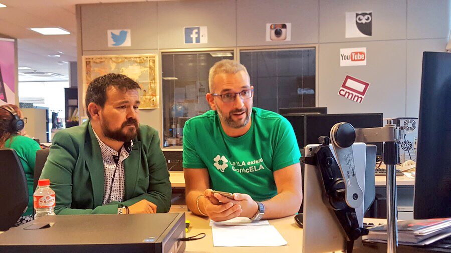 juanppalomo's tweet photo. Cosas que hacen que la vida valga la pena...Gracias campeón,eres la caña. @jramoresdg 💪🏻👏🏻 #DiaMundialcontralaELA #NoTeOlvidesDeVivir https://t.co/0jSg5L9AWW