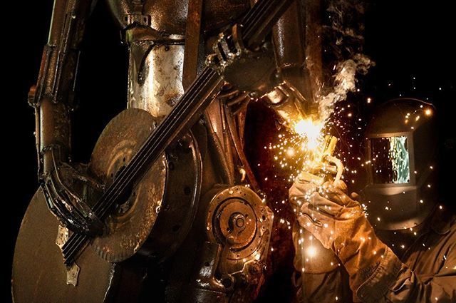 Really excited to be putting the finishing touches on this big guy. Can’t wait for you all to see him installed in downtown Mobile. Photo by Brock Larsen #guitarist #metalart #sculpture #assemblage #welding #metalsculpture #alabamaartist #angel #assembla… ift.tt/2MeCL1A