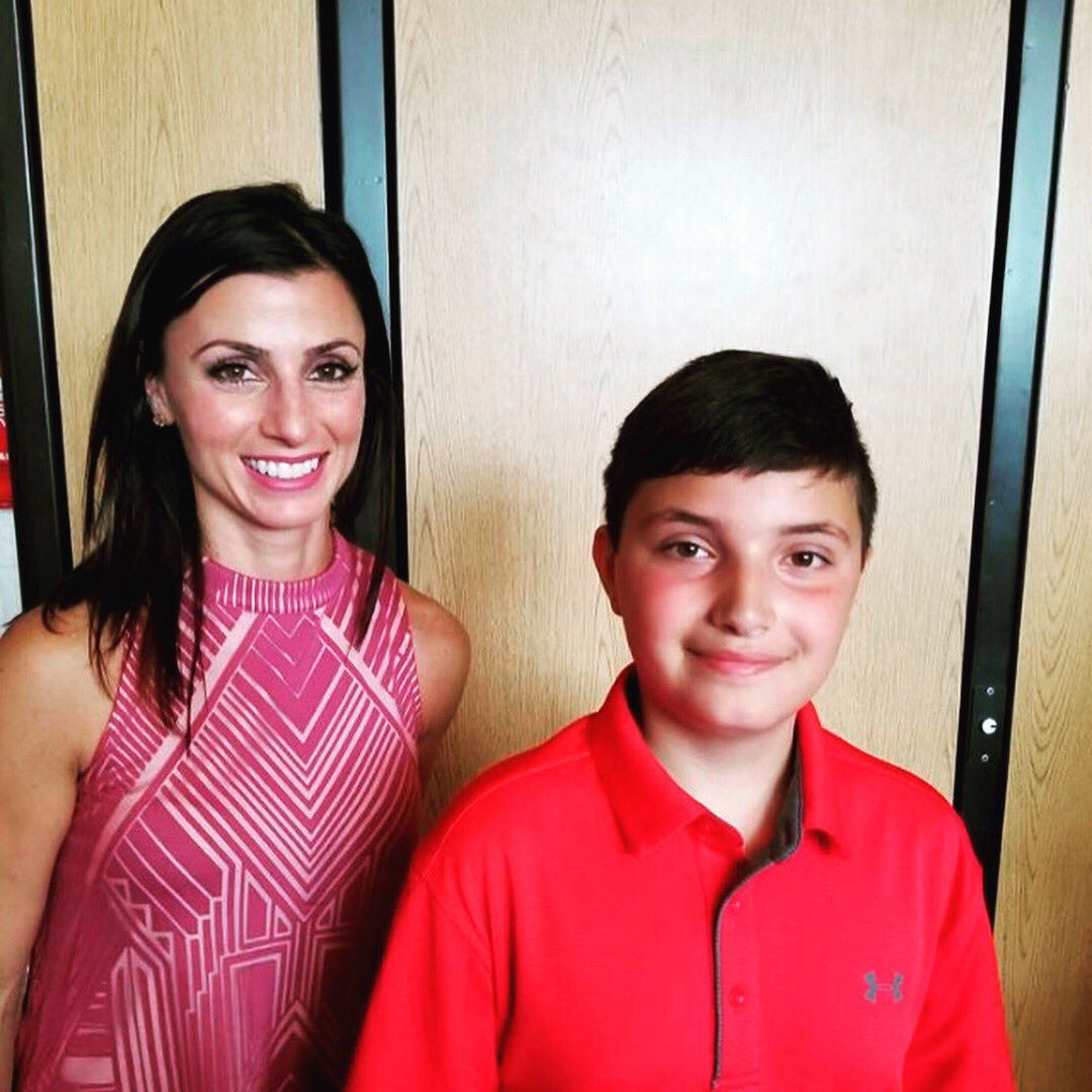 MsJofLINCOLN's tweet photo. SCHOOL’S OUT FOR SUMMER!! Congrats grads!! #180 #NationalSelfieDay2018 #proudteacher #cardinalskids #fifthgraderocks https://t.co/zafuRT6nsb