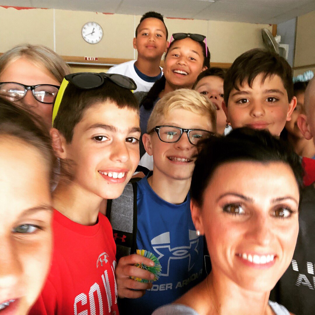 MsJofLINCOLN's tweet photo. SCHOOL’S OUT FOR SUMMER!! Congrats grads!! #180 #NationalSelfieDay2018 #proudteacher #cardinalskids #fifthgraderocks https://t.co/zafuRT6nsb