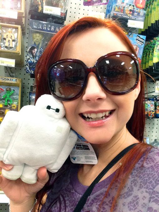 Ran into my good pal Baymax while out shopping! 😺
 #NationalSelfieDay #BigHero6 #HairyBaby https://t