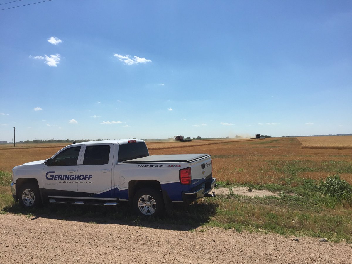 equanbeck's tweet image. #Harvest18 is on in @KansasWheat! Thanks to @straubint ,@TMHaydenCooper and Ricker Farms. @Geringhoff #TruFlexRazor