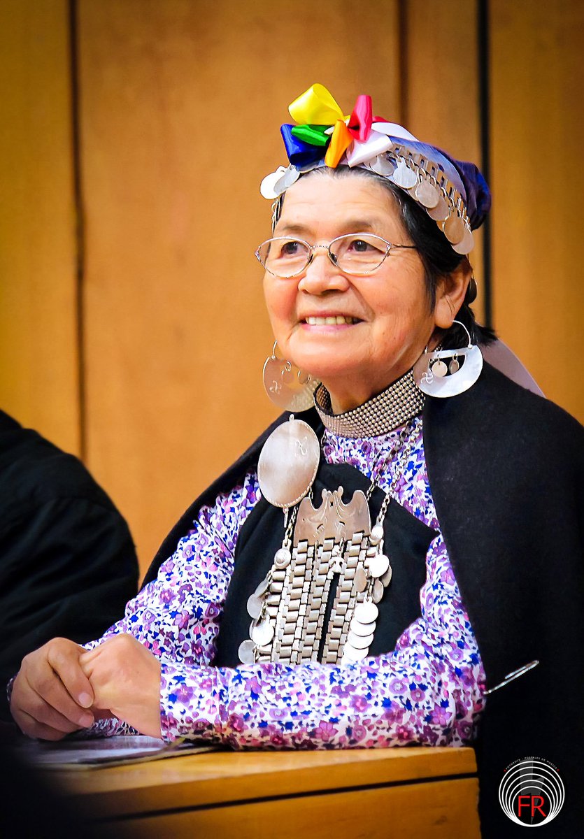 fotorockchile's tweet photo. Hoy debiera ser un día de celebración nacional... Feliz #WeTripantu 💚! En las fotos, Clorinda Antinao Varas, autora del diccionario "Nuestra lengua Mapuche", y Beatriz Pichi Malen, cantante #Mapuche en pleno canto celebración We Tripantu. https://t.co/u1Oogz29Zp