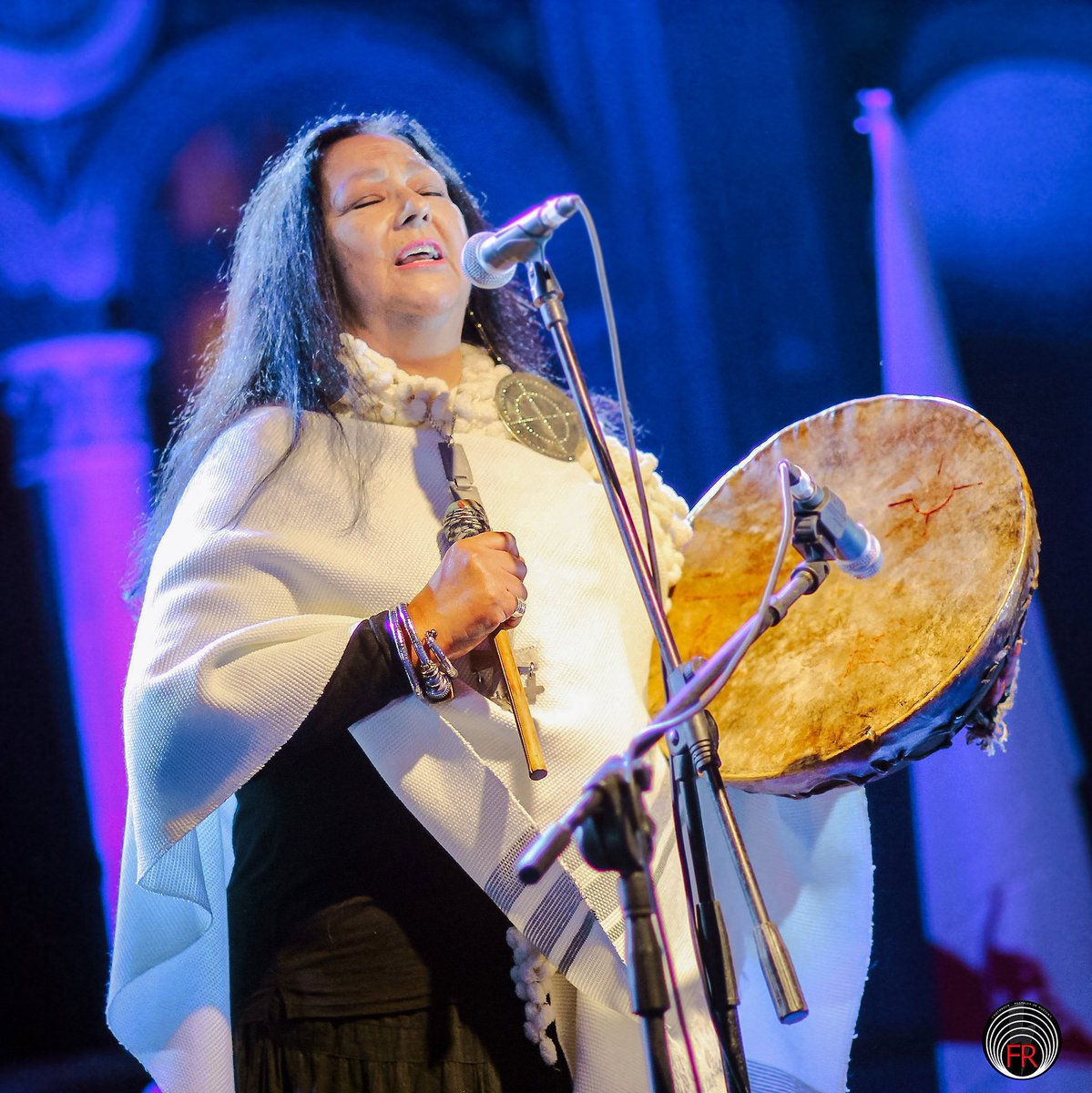 fotorockchile's tweet photo. Hoy debiera ser un día de celebración nacional... Feliz #WeTripantu 💚! En las fotos, Clorinda Antinao Varas, autora del diccionario "Nuestra lengua Mapuche", y Beatriz Pichi Malen, cantante #Mapuche en pleno canto celebración We Tripantu. https://t.co/u1Oogz29Zp