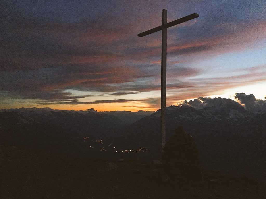 Batyst's tweet photo. Motivation & montée du soir au #MontFroid pour le jour le plus long ⛰😍
#SolsticeSky https://t.co/RijshB8KfI