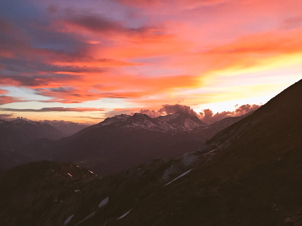 Batyst's tweet photo. Motivation & montée du soir au #MontFroid pour le jour le plus long ⛰😍
#SolsticeSky https://t.co/RijshB8KfI