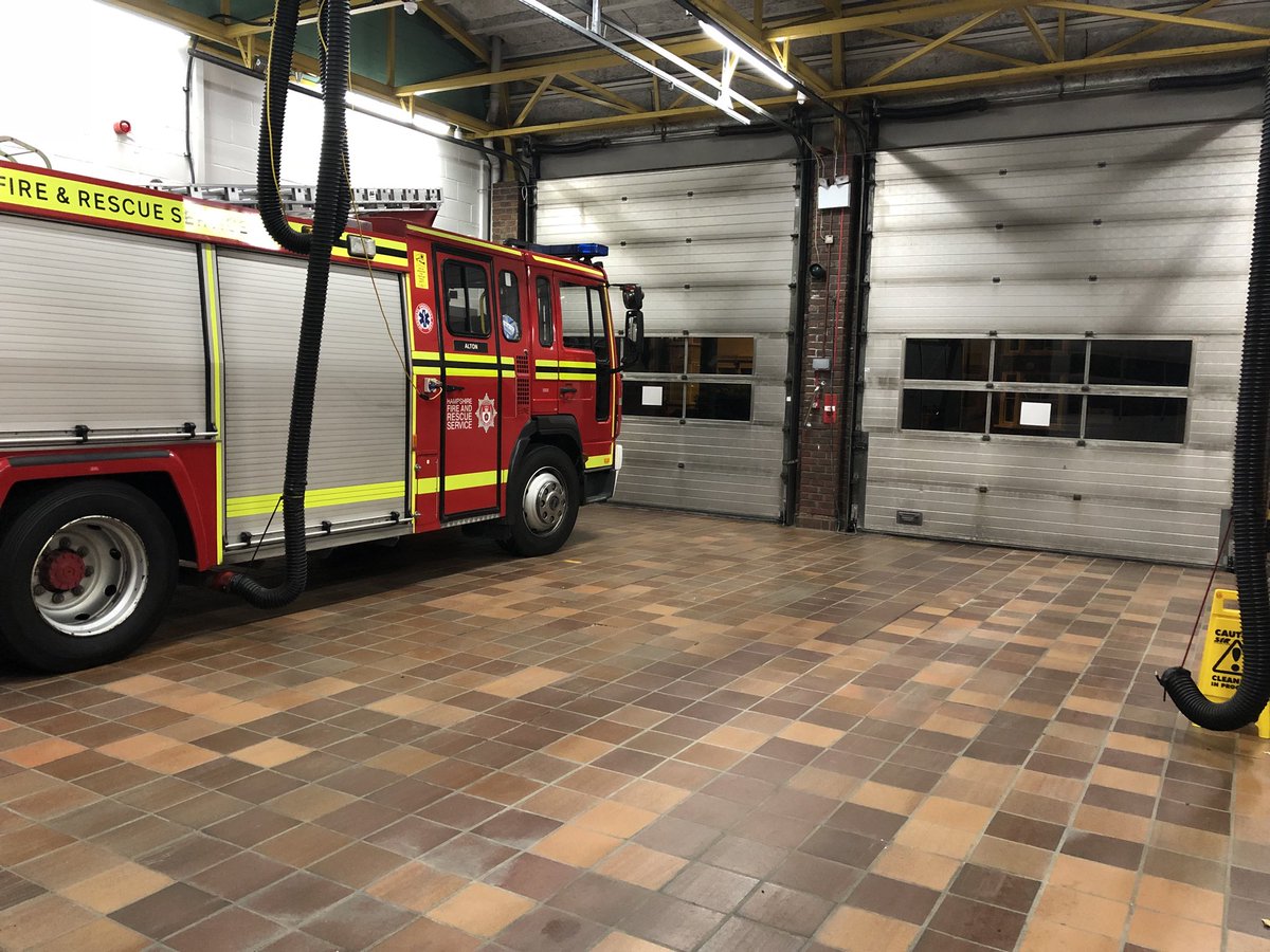 AltonFire05's tweet photo. 05P7 mobile to an #AutomaticFireAlarm in Alton. Remaining crew on station to crew 05P4 should another call come in. #readytorespond #retainedlife #alwaysthere https://t.co/UtMrFkxXgF