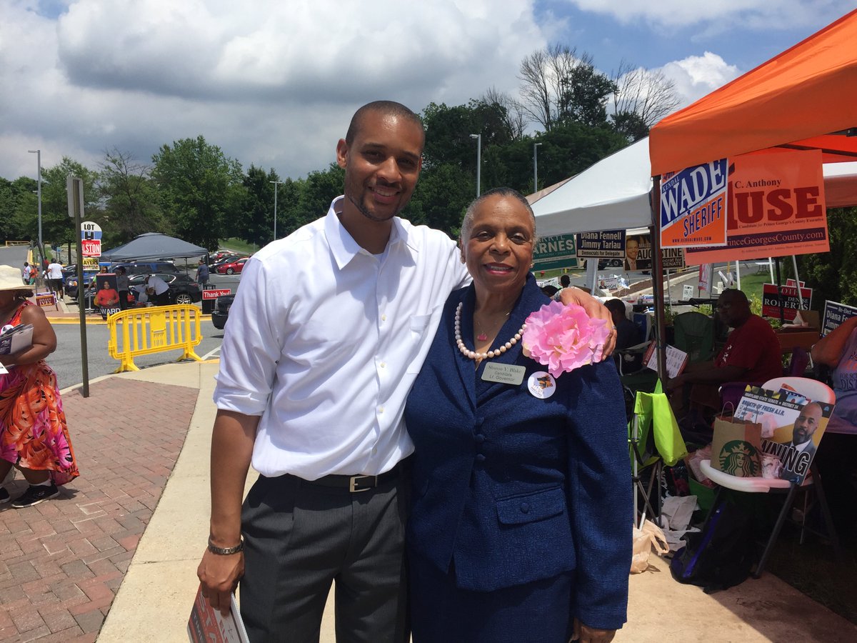 KrishVignarajah's tweet photo. Sharon at the Prince George’s County Sports and Learning Complex for the last day of early #voting! Had a fantastic time meeting other candidates and voters. Beautiful to see #democracy thriving! Remember, only a few hours left to cast your early vote. #KrishForMD #mdpolitics https://t.co/XBjuFCVcCa