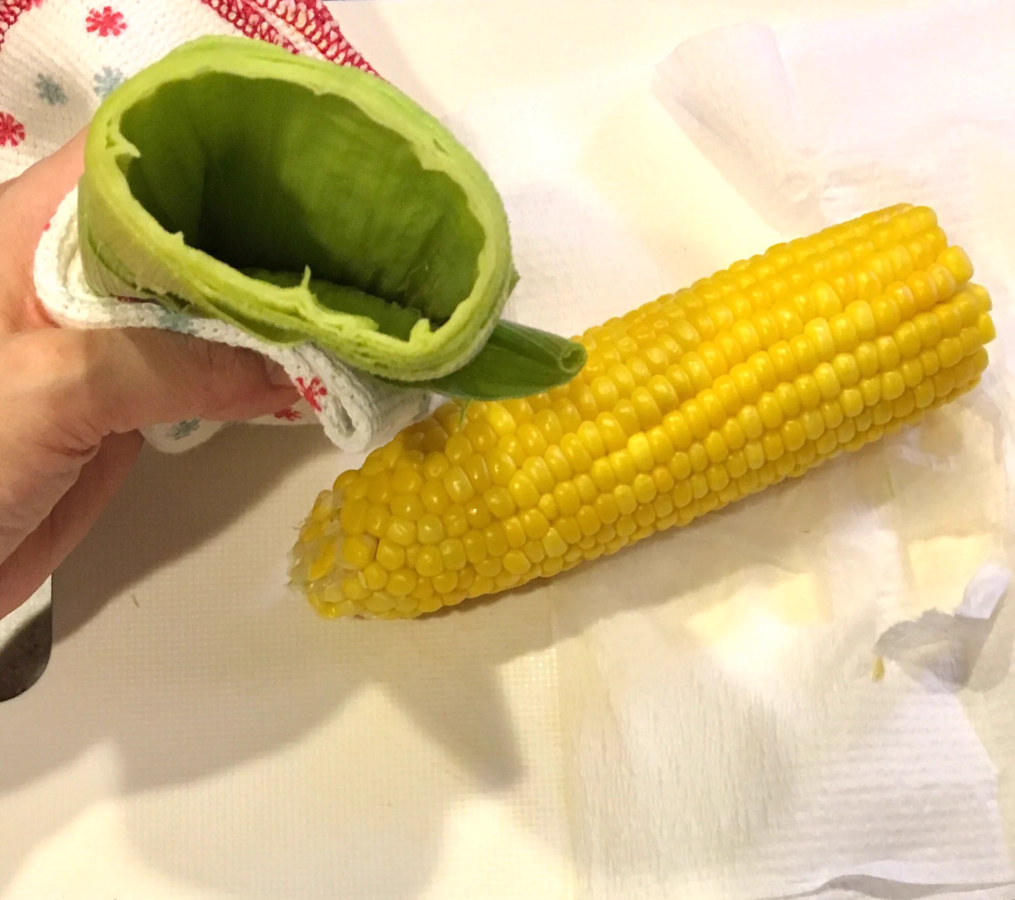 とうもろこしは皮ごとチン！にゅるっと押し出せて楽しくて美味しい！