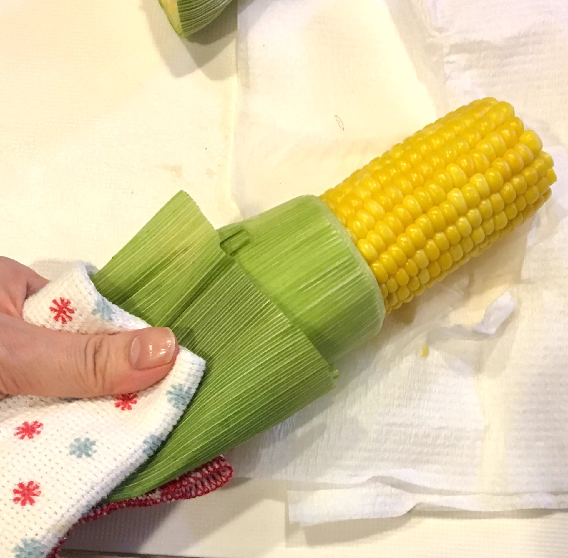 とうもろこしは皮ごとチン！にゅるっと押し出せて楽しくて美味しい！