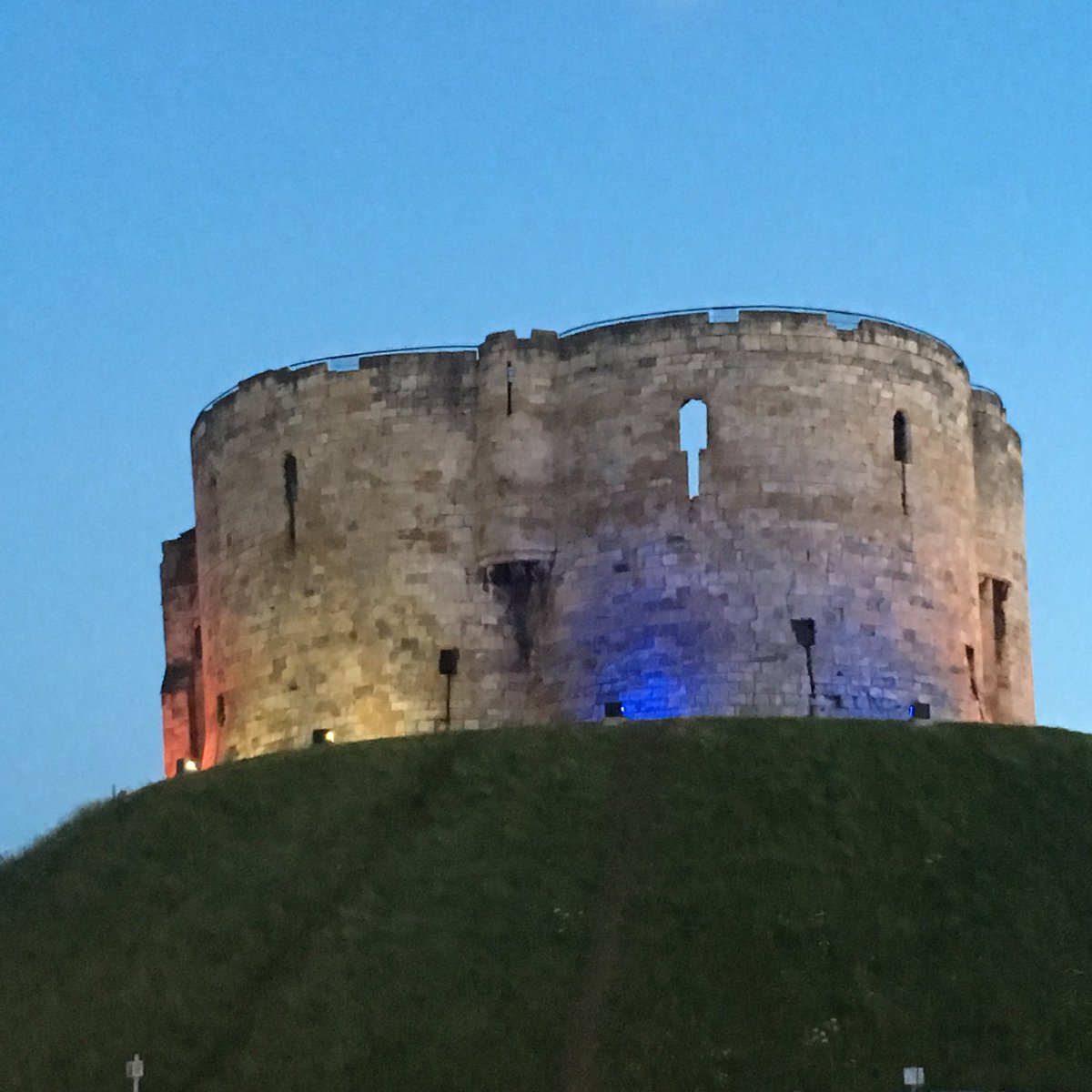 mndayork's tweet photo. A lovely time tonight in #York lighting up #CliffordsTower in aid of #GlobalMNDAwareness day 2018! https://t.co/YzYF4kR95p