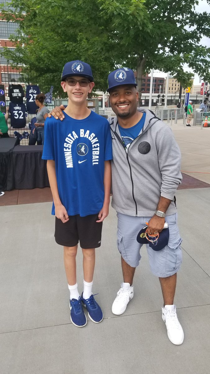J_Konietzko's tweet photo. Got a picture with @MCJonB at the #WolvesDraft party @Timberwolves https://t.co/wLnA2Afe2Q