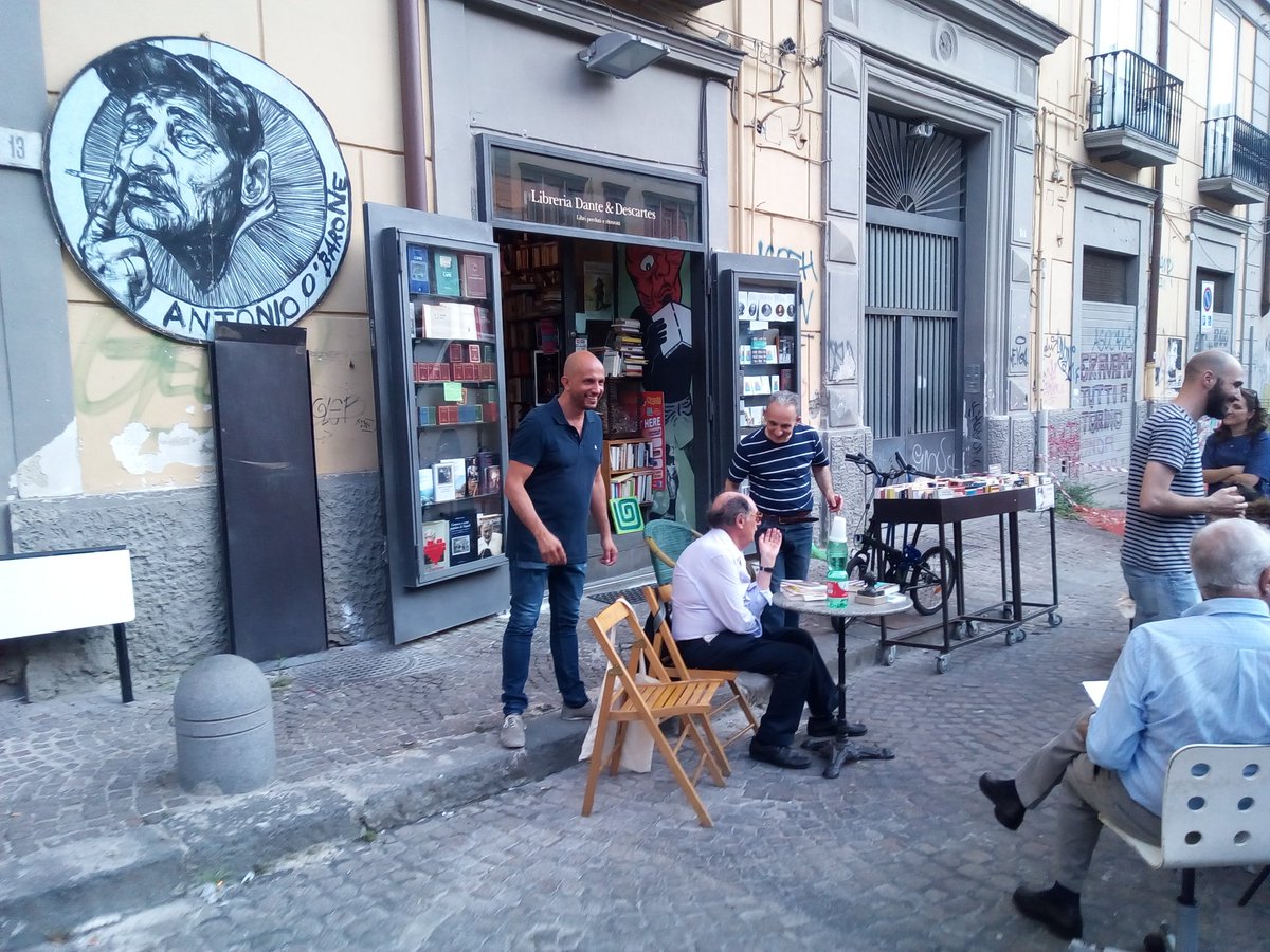 ballpa's tweet photo. Jorge Carrión presenta I cani di Capri en la librería Dante e Descartes en Piazza del Gesú, con Sergio Lambiase #BETA2018 https://t.co/Q2G18Fqqdl