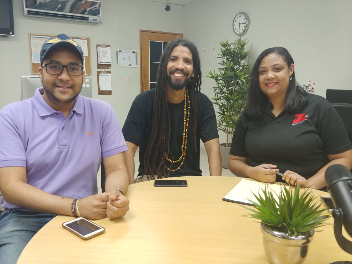 z101digital's tweet photo. 🎥 #ZDigital | Al aire en nuestro #FacebookLive los comunicadores @AlmaPuello y @GaryAcostaR entrevistan al rapero @KilosDeRap, a propósito del lanzamiento de su nuevo sencillo “Que no caiga una más”, basado en los feminicidios. 

📲Entra a verla: https://t.co/Nl0VHbhie1 https://t.co/cZoQCuBynv