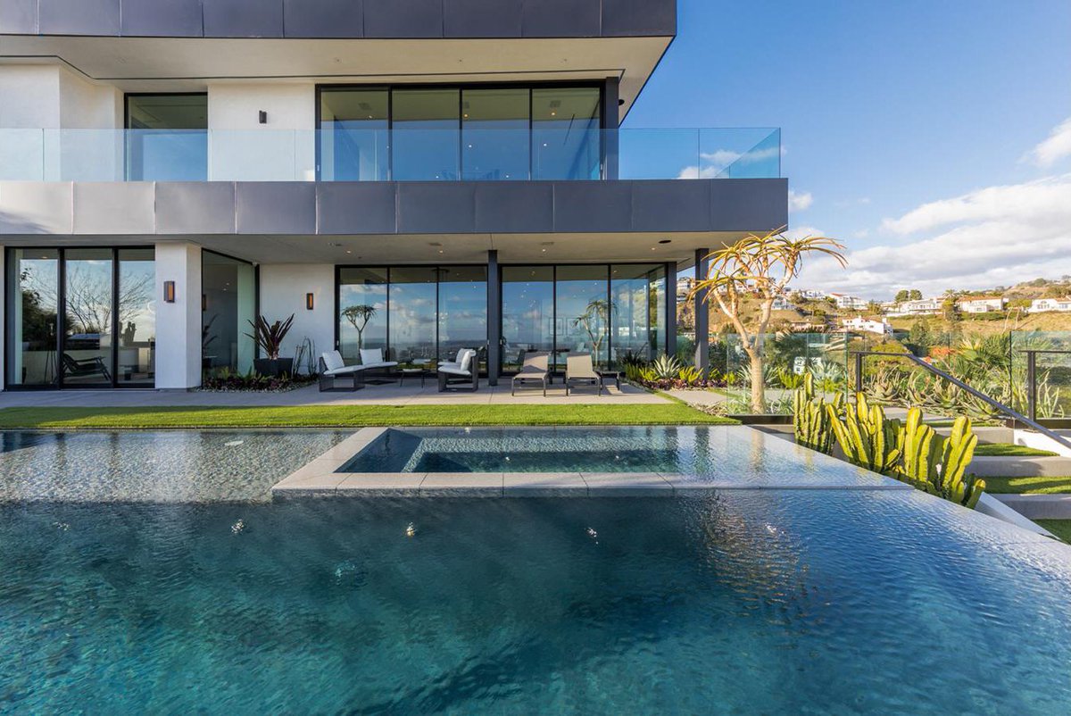 EllimanCA's tweet photo. Dive into summer. This new contemporary citadel adjacent to the #StahlHouse offers an unforgettable rooftop with a infinity pool and panoramic views of the #LosAngeles. [Listing: @erniecarswell] #EllimanLA #EllimanCA #SummerSolstice 

View listing: https://t.co/GtSAEFBcc3 https://t.co/FPriknM9QZ