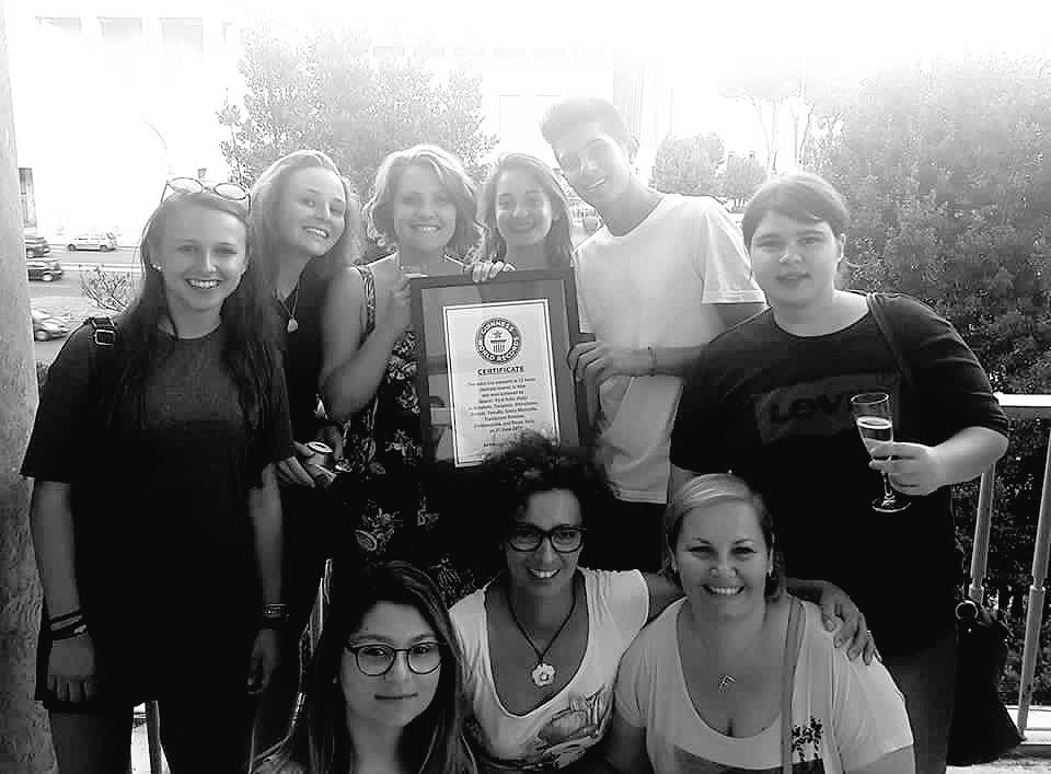MatiVincenzolc's tweet photo. il 21 giugno scorso @noemiofficial superava il #GuinnesWorldRecord per il maggior numero di concerti, in località differenti, in 12 ore.
#FiestaSound #GWR https://t.co/bGv0cfWa3Y