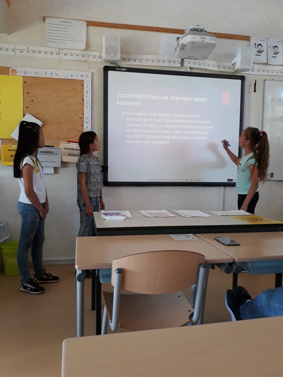 Deze 3 meiden uit de leerlingenraad mochten vandaag vol trots, maar met wat zenuwen, hun 'school of SAAM' app presenteren aan @SandraBeuving1 &amp; <a href="/djvanvugt/">Derk-Jan van Vugt</a> 📱Hele goede, creatieve en leuke ideeën! Met als doel #samenwordenweslimmer 😉 @SAAMscholen #app