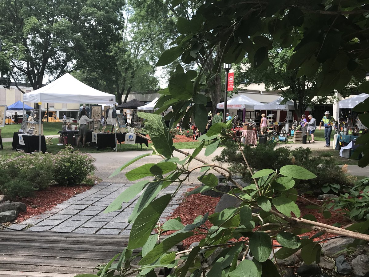 Campus is buzzing today with vendors, music and food for you at the Lemonade Concert and Art Fair! Don’t miss out on the festivities! #SCSUGrad #unleashAmazing