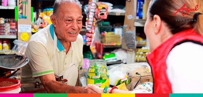 Azuletcheverry's tweet photo. En unión con @clementev recorrimos el Mercado Espíritu Santo en León y escuchamos sus inquietudes. No los dejaremos abandonados. Vamos a ver por soluciones viables que sigan impulsando el comercio y el desarrollo económico del Estado. Vota PRI, ¡no te vamos a fallar! https://t.co/vbpboOzPRE