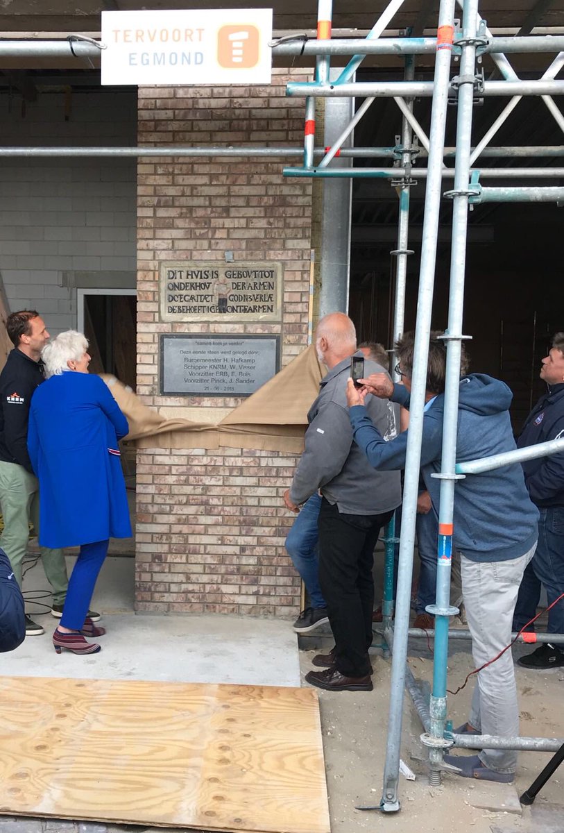 De eerste steen van het Maritiem Centrum Egmond (MCE) is zojuist onthuld door burgemeester @gemeentebergen Hetty Hafkamp, <a href="/KNRM_Egmond/">KNRM station Egmond</a> schipper Werner Visser, <a href="/RB_Egmond/">Lifeguard Egmond</a> voorzitter Buis en <a href="/EgmonderPinck/">Egmonder Pinck</a> voorzitter Jan Sander! #toekomst #samenstaanwesterk